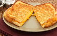 Ідеальний сирний тост: кулінар поділився порадою бабусі, яка робить страву ще смачнішою