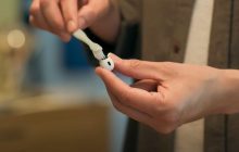 Как правильно чистить наушники AirPods: Apple опубликовала подробное видео