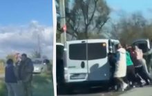 Намагались перекинути авто: на Закарпатті жінки напали на працівників ТЦК (відео)