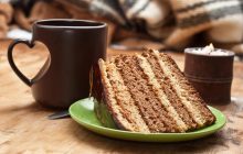 Нежный кофейный торт без лишних усилий: Мэри Берри поделилась простым рецептом десерта