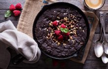 Гигантское печенье-пирог на сковородке: необычное лакомство с шоколадом за 30 минут