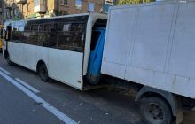 В Киеве "Газель" влетела в маршрутку: погибла женщина (видео)