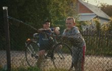 Село, що зцілюється після окупації: чому варто подивитись документальний фільм "День як день"