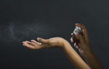 Які парфуми вважаються позбавленими смаку: топ-5 ароматів, які не обирають багаті жінки