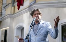 Остап Ступка закрутил роман с девушкой на 35 лет моложе и впервые показался с ней