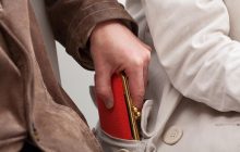 Як уберегти сумку від кишенькових злодіїв: мандрівниця поділилася "геніальним" лайфхаком