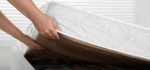 Сода, перекись и еще одно средство: чем чистить матрас в сентябре