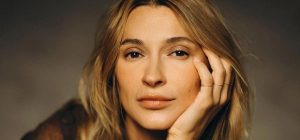 Певица TAYANNA неожиданно стала кассиршей: она продавала билеты на вокзале