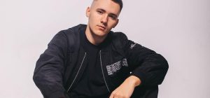 Известный певец ответил на упреки, что влиятельные родители помогли ему построить карьеру