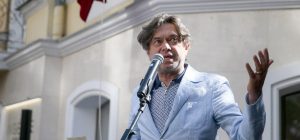 Остап Ступка закрутив роман з молодшою на 35 років дівчиною та вперше показався з нею