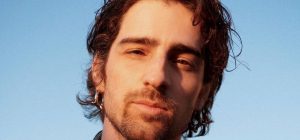 "Такая глубина в словах и мелодии": Dantes поразил новой лирической песней об отношениях (видео)