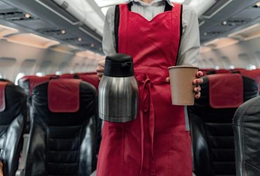 Пить или не пить: стюардесса оспорила распространенное мнение о кофе в самолетах