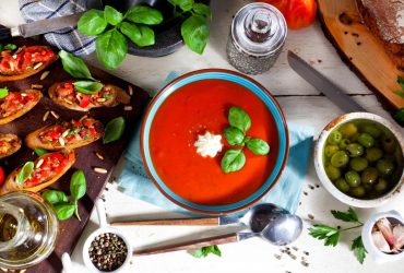 Как приготовить идеальный томатный суп: простой рецепт от Джейми Оливера