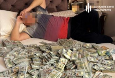 З вікон летіли сумки з грошима: на Хмельниччині чиновники потужно відзначилися (фото, відео)