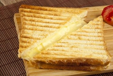 Это самый лучший вариант: Джейми Оливер поделился рецептом идеальных сырных тостов