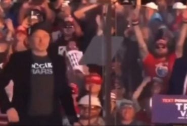 Стрибав і махав руками: Маск з'явився на мітингу Трампа (відео)