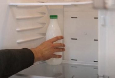 Чому не можна зберігати молоко на дверцятах холодильника: відповідь експертів