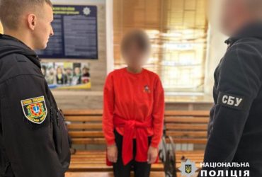 Була учасницею антимайдану: з’явилися деталі про жінку з триколором у центрі Одеси