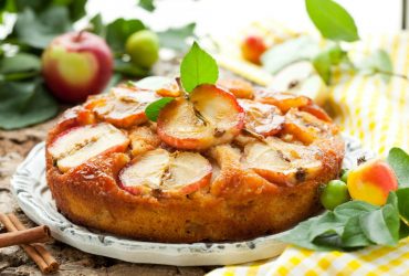 Ароматний та смачний: як приготувати осінній яблучний пиріг від Меррі Беррі