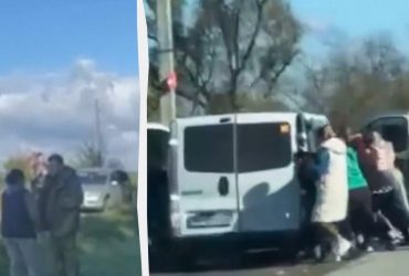 Пытались перевернуть авто: на Закарпатье женщины напали на работников ТЦК (видео)