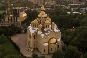 У Черкасах прихожани УПЦ МП захопили собор, який перейшов до ПЦУ: чим все завершилось (відео)