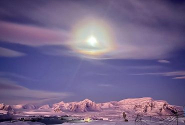 Місячне гало та перламутрові хмари побачили над "Вернадським"