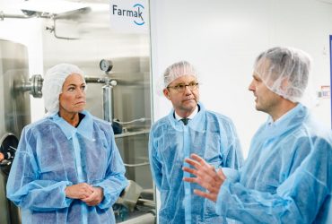 Міністри охорони здоров’я Швеції та України відвідали виробництво Farmak