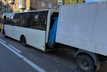 В Киеве Газель влетела в маршрутку: погибла женщина (видео)