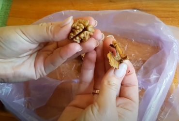 Как быстро почистить грецкие орехи: с этим бабушкиным советом можно справиться за 5 минут