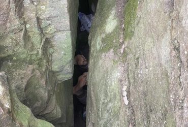 Порятунок телефону став пасткою: жінка на 7 годин застрягла догори дриґом у ущелині