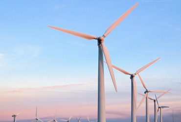 Умільці створили крихітний будинок усередині вітрової турбіни: там є все, що потрібно для життя