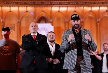 В образе Хитмена: Усик и Фьюри провели первую битву взглядами перед реваншем (видео)