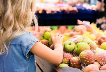 Об этой уловке продавцов знают единицы: почему в магазинах фрукты в сетке