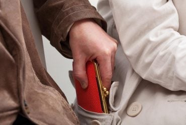 Як уберегти сумку від кишенькових злодіїв: мандрівниця поділилася "геніальним" лайфхаком