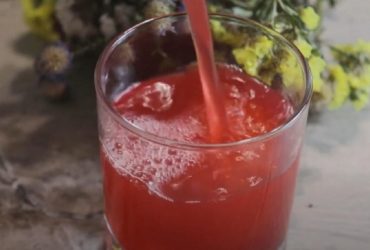 Чому жінкам старше 50 років варто пити більше журавлинного соку: відповідь лікарів