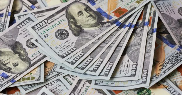 Важкий рік для долара: інвестори очікують падіння "зеленого" у 2026 році, - Reuters