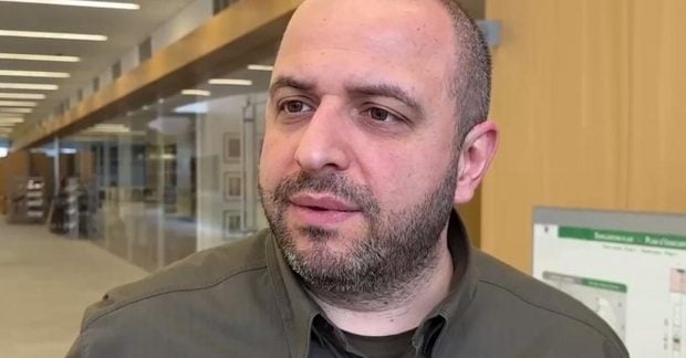 "Міндіч тиснув на міністра оборони Умєрова": журналістка повідомила деталі справи про бронежилети