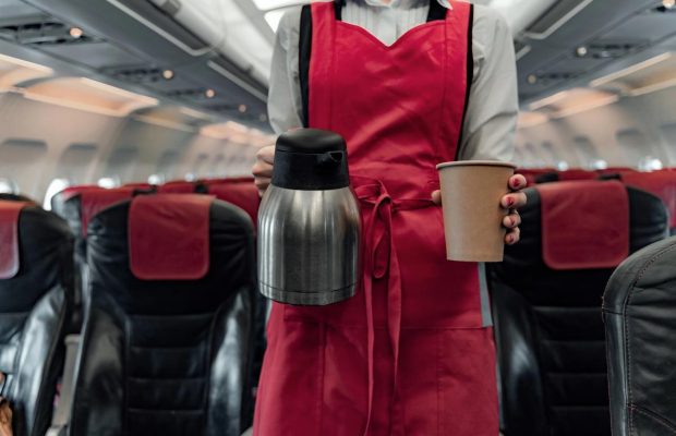 Пити чи не пити: стюардеса оскаржила поширену думку про каву в літаках