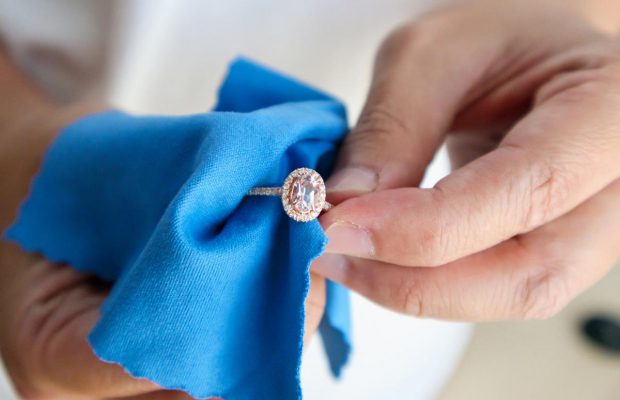 Как почистить ювелирные украшения в домашних условиях: эксперт назвала эффективные способы