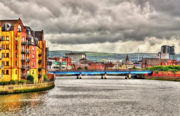 Чотири місяці в пастці: застряглий у Белфасті круїзний лайнер із пасажирами нарешті продовжив шлях