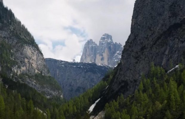 "Туристи, йдіть додому": в Італії доісторичну скелю зіпсували антитуристичним гаслом (фото)
