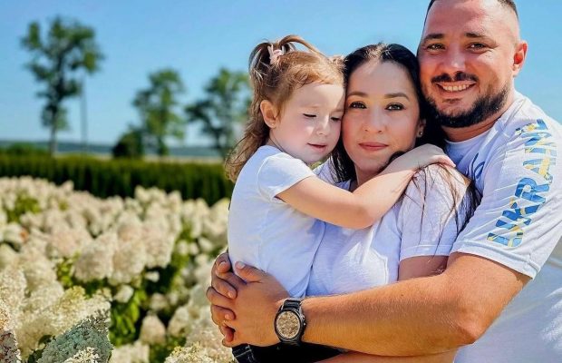 "Хотілося б вірити, що я сильна": відома українська співачка розповіла про переживання за чоловіка-воїна