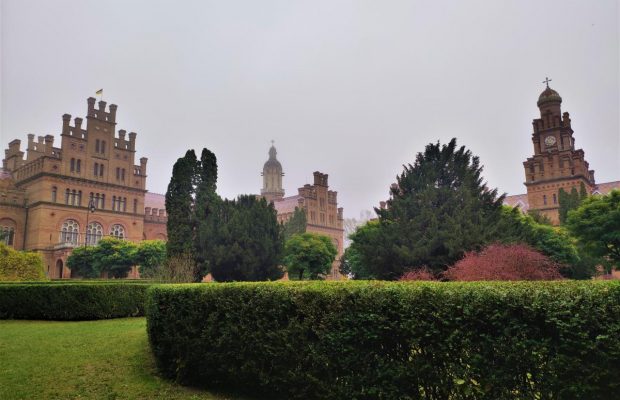 Осінній вікенд в Чернівцях: чому дощ та туман не завада екскурсії містом (фоторепортаж)