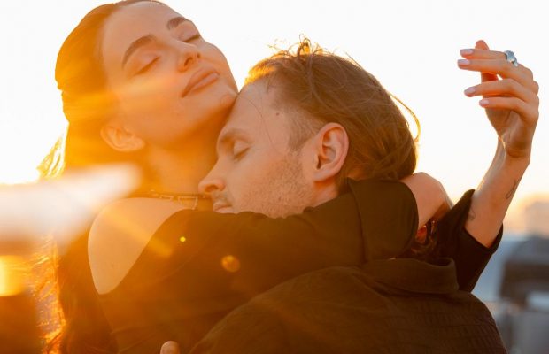 Любить надо вовремя: Анна Тринчер и CHEEV в соблазнительном видео сыграли экс-любовников