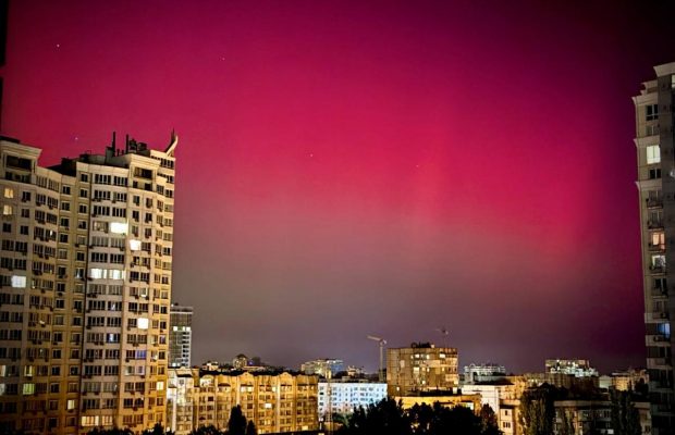 Полярное сияние осветило небо в разных уголках Украины (фото)