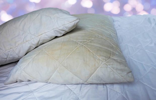 Как по взмаху волшебной палочки: эксперт рассказала, как вывести желтые пятна с подушки