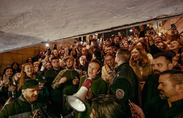 На концерті "Океану Ельзи" почалася повітряна тривога: Вакарчук заспівав в метро (відео)