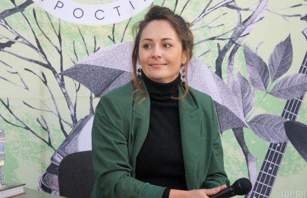 Відома ведуча зізналася, що вже 3 роки зберігає прах батька: "Не можемо з ним розстатися"