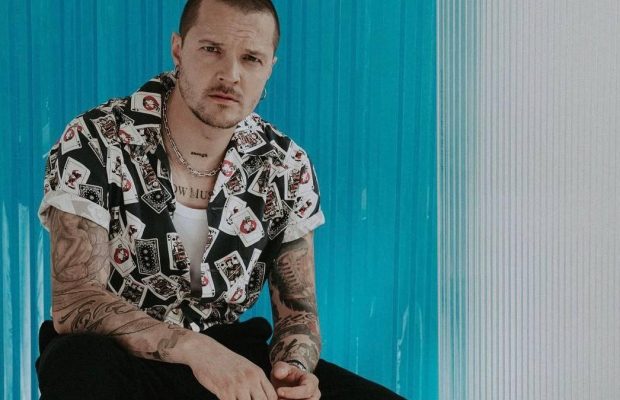 Відомий український співак-воїн зізнався, скільки грошей відправляє родині щомісяця за кордон