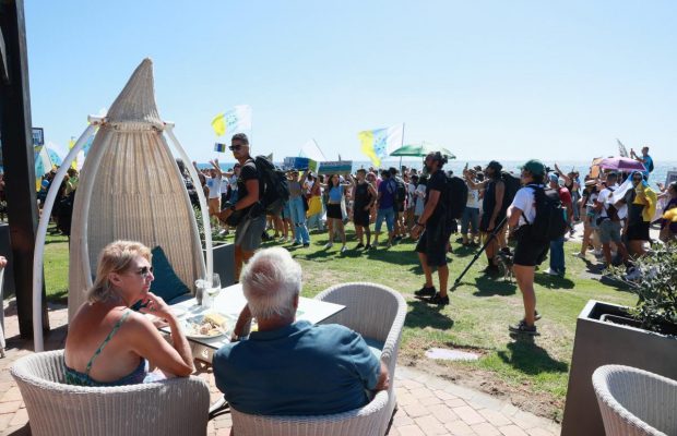 Тисячі протестувальників оточили шокованих туристів на пляжах в Іспанії: вимагали забиратися геть